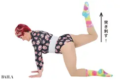 《3》つま先を立て天井を突き刺すようにアップ