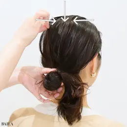 藤川美央さん つむじ近くのラインを、12時、3時、9時の位置をイメージしてつまみ、引き出します。