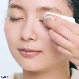《3》プレストパウダーでまぶたの油分を抑える