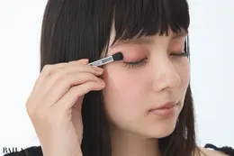 プロセス１　華やか“赤み”ピンクをまぶた広めに