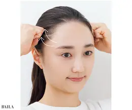 《2》側頭筋から後ろへと引き上げ、10秒キープ。この流れを×5回。