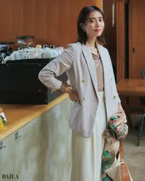 ナチュラルなリネン混の一着で 上品なベージュトーンに抜け感を