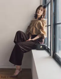 キャメルの可愛げを引き立てつつヘルシーで大人な肌見せをかなえる