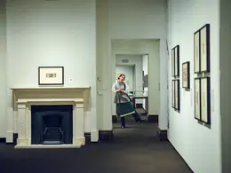 市川紗椰　三菱一号館美術館　ビアズリー展　マントルピースなど、館内でも19世紀末らしい洋風建築を堪能できる