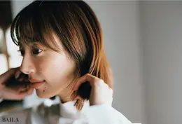 《1》手のひらと指の間につけたヘアミルクを、毛先中心に手ぐしでなじませる。優しくもみこむのがポイント。