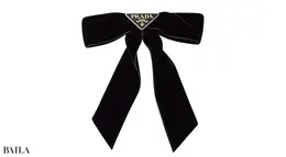 トライアングルロゴをあしらった大人のためのヘアリボン