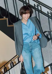 ブルーは バンドカラーでかしこまらないバランスに