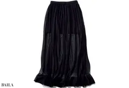 洗練されたニットアイテムを中心に展開するブランド。ニットスカートは上品な透け感が◎。スカート￥27500／エレメントルールカスタマーサービス（ブリル）