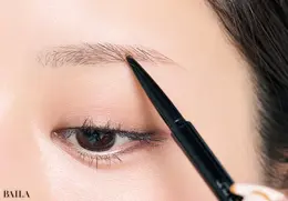 《3》眉のすき間を極細ペンシルで埋める