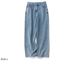 定番のデニムはルーズに転ばない、すっきりめのストレート。