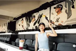 1塁側内野席の「プレイヤーズ・シート」。壁面の選手ペイントには直筆サインも！