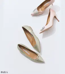 Made in Italyにこだわる「ペリーコ」が、ウエディングシーンにふさわしいEternity Collectionを発表。イタリア語で指輪を意味する“アネッリ”と名づけられたパンプスやガーデンウエディングにもぴったりのノーヒールなど、高感度な花嫁にとって魅惑的なラインナップ。「華やかだけど気品にあふれていて素敵」。靴（上から）（8）￥96800・（1）￥73700／アマン（ペリーコ）