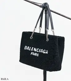 たっぷり入って人気の“デューティーフリー”バッグに、ウォーミーなシアリング素材が仲間入り。シルバーチェーンストラップがシャープさを添えて。「フォルムはシンプル、素材はキャッチーなところが大人心をくすぐります」（スタイリストI）。