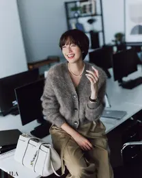 柔和さ際立つモヘアカーデを一枚で、スタイリッシュに