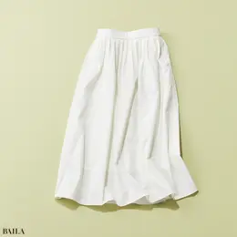 スカート￥8990／アンフィーロ