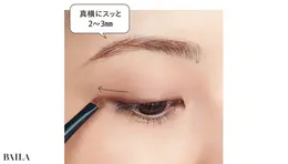 《4》細いブラシでアウトラインを 目尻に向かって引く