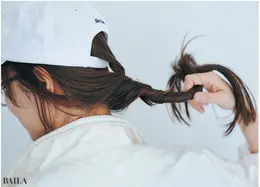 《1》穴から引き出した毛束と下の髪を合わせてねじる