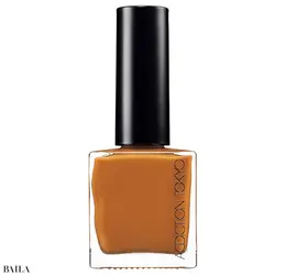 d指先をチャーミングに彩る霞がかったキャ メル。ザ ネイルポリッシュ ＋ 129C ￥2420 ／アディクション ビューティ（1/9限定発売）