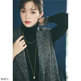 いつものタートル×デニムを 着流しジレでモダンにアップデート