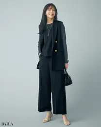 グリーンレーベルリラクシングのネイビーのカセット服、貴島明日香さん着用コーデ　基本になるベーシックなデザインに着心地もしなやかな優秀カセット