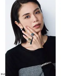  大ぶりの地金リングはひねりの効いたデザインでクールな手もとを演出