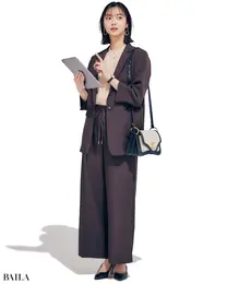 企業ガイダンス▶︎セットアップで信頼感を演出。旬カラーでさりげなくこなれ感も