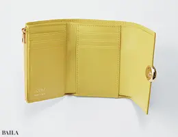 ロエベの三つ折りミディアム財布　中身