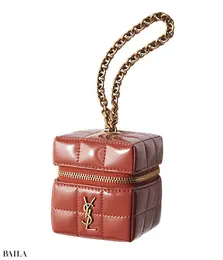 コロンと愛らしいキューブ型ポーチ。￥95700／サンローラン クライアントサービス（サンローラン バイ アンソニー・ヴァカレロ）