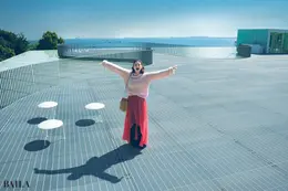 市川紗椰 「山本理顕展—コミュニティーと建築—」＠横須賀美術館　自然の地形に囲まれた美術館の屋上から、東京湾を一望。最高に気持ちのいい眺め！