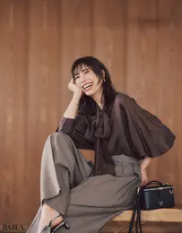 レディなブラウスとハンサムなワイドパンツ。 相反する組み合わせでメリハリ感アップ