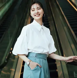 ハンサムな印象のシャツをバルーン袖で優しげな雰囲気に