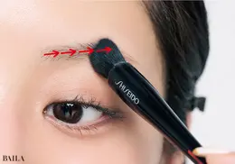 《2》眉にフェイスパウダーをトントンと塗り込む