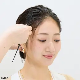 藤川美央さん 前髪がない人は、産毛のあたりを少し引き出して垂らすと、生え際をふんわりカバーできて、おしゃれな印象に