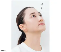 《2》舌で上あごを押し上げながら、ゆっくり上を向く。×10回。