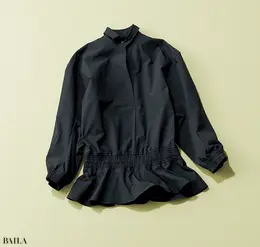 シャツ￥57200／メゾン イエナ（ムジィーク）
