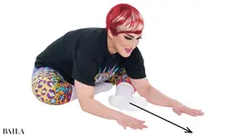 《2》体をくの字に曲げるように前屈