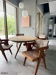 「ピエール・ジャンヌレ」のPH28が4脚並ぶモダンなリビング。サイズ違いのランプは「ルイスポールセン」のVL45。