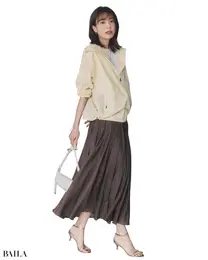 ふんわり揺れるブラウンにたまごイエローの柔和さがマッチ