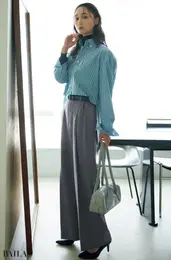 隠さず潔く出すほうがすっきり。黒ベルトで印象を引き締めて