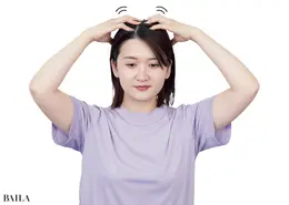 《2》頭のてっぺんの帽状腱膜を指の腹でほぐす。ここが固まっていると、顔の皮膚を支えることができずたるみの原因に。