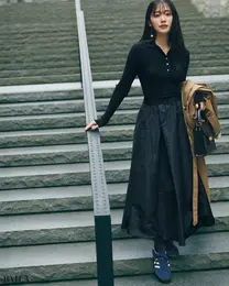 フレンチシックな装いにはノーブルなネイビーがお似合い