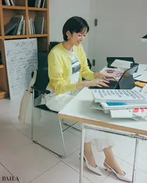 《Day9》デザインチームとオンラインでMTG。顔映えする白×イエローでハツラツと。パンツもウエストゴムだから快適♪