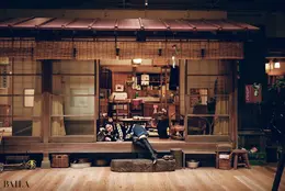 市川紗椰 「昭和100年展」の展示スペースには、昭 和40年頃にあった一軒家を丸ごと再現し たセットが。一部は中に入っての撮影が 可能になっています。縁側に腰かけて、 レトロな下町情緒を楽しむことも