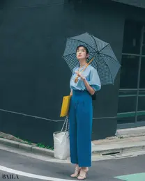 雨の日は清涼感抜群のブルーワントーンで【BAILA今日のコーデ】