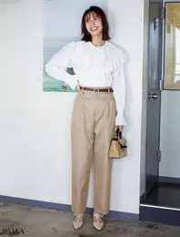 主役級の甘ブラウスは ボトムでドレスダウン