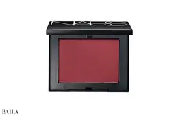 c ふわっと上気したような血色を添 えるマットなバーガンディ。ブラッシュ N 961 ￥5390／ナーズ ジャパン（1/16発売）　