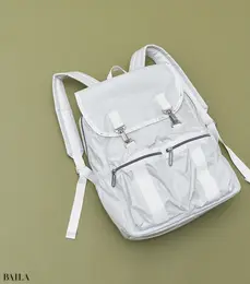超軽量素材マイクロリップストップナイロンを使ったエッセンシャルコレクションをチェック。「とにかく軽く、PCホルダーや多彩なポケットつきで万能。新色のホワイトならクリーンできれいめなスタイルにもマッチ！」（編集O）。