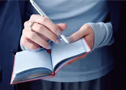 今っぽいアイシーグレージュで品のいい自分らしさ