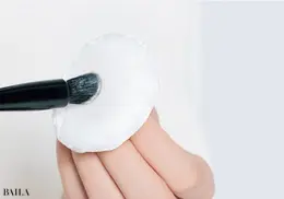 《1》パフにとったフェイスパウダーを ブラシに含ませる