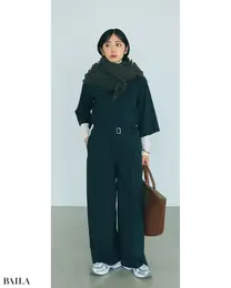 ミニマルなオールインワンは 白ベースの一足でスタイリッシュに